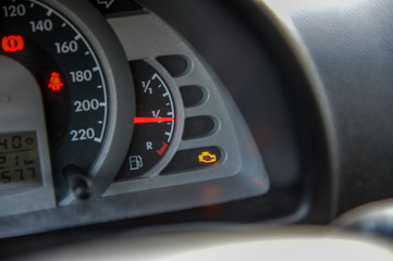 Dashboard amaturenbrett mit gelber motorkontrolllampe achtung gefahr motorschaden wartung service