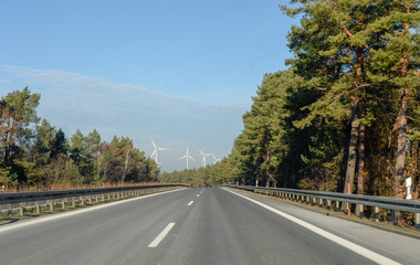autobahn landstrasse auf horizont mit windrädern windpark solar windenergie rädern zuführend