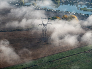 pylône électrique dans la brume à Ivry-la-Bataille dans l'Eure en France