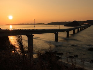 Fototapeta premium 角島大橋と夕日 山口県 日本