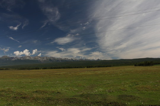 green feald and mountines on horizon