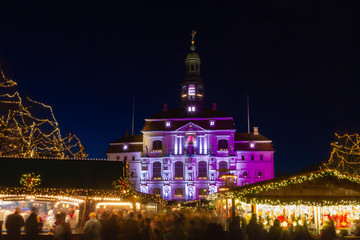 The visitors enjoy the Christmas spirit. The market is a popular meeting place for eating, drinking and chatting. Highlights are mulled wine and gingerbread.