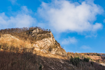 Bergfelsen mit blauen Himmel bei Lilienfeld / Niederösterreich (A)