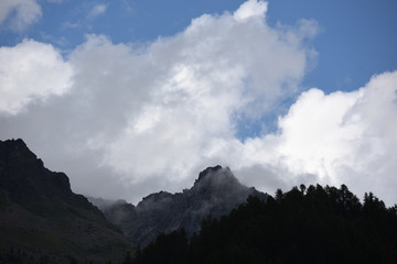 Obraz na płótnie Canvas cime nuvole montagne 