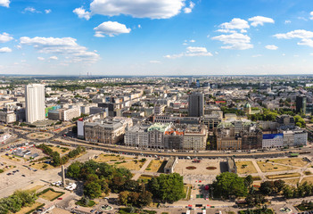 Warszawa - panorama miasta z punktu widokowego. Krajobraz miejski z horyzontem. 