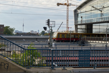 Fototapeta premium Berliner S-Bahn - Baustelle rund um den Bahnhof Ostkreuz