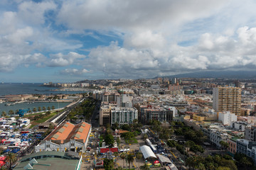 Obraz premium Aerial image of Las Palmas de Gran Canaria with Parque de Santa Catalina in the foreground