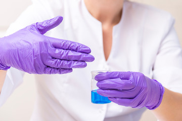 Obraz premium Woman holding laboratory reagent