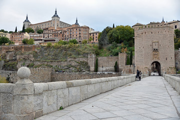 Obraz premium Pont Alcantara et Alcazar de Tolède, Espagne