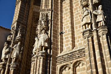 Statues de l'église San Juan de los Reyes à Tolède, Espagne