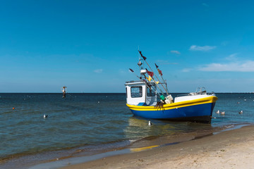 kuter rybacki na brzegu morza Bałtyckiego