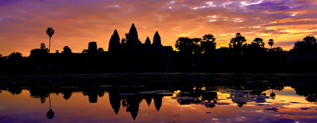 Obraz premium View of Angkor Wat complex at sunrise, Archaeological Park in Siem Reap, Cambodia, UNESCO World Heritage Site and popular tourist attraction