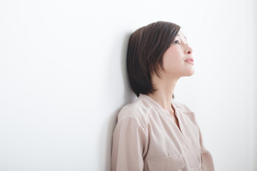 女性・カジュアル・白バック