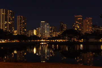 Plakat city at night in hawaii