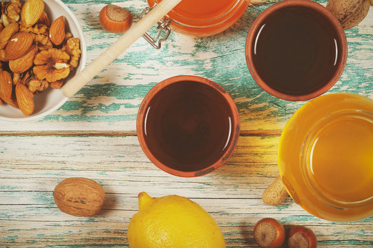 чай мёд и другие продукты питания стоят на столе 