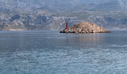 Piccolo faro sull'isola nel mare