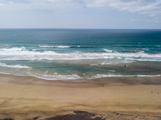 Vista aerea della spiaggia di Famara, Lanzarote, isole Canarie, Spagna. Kite surfer. Sport acquatici