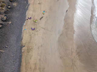 Vista aerea della spiaggia di Famara, Lanzarote, isole Canarie, Spagna. Kite surfer. Sport acquatici