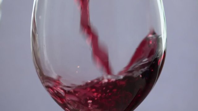 Rotwein einschenken in Zeitlupe
