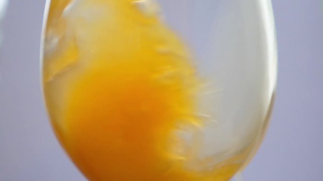 Saft einschenken Zeitlupe im Glas