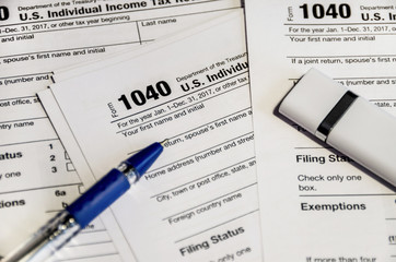 Obraz premium 1040 tax form and pen
