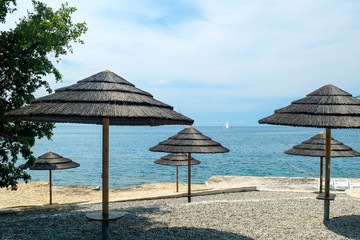 Strohschirme am Strand