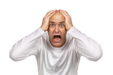 Mann schaut entsetzt