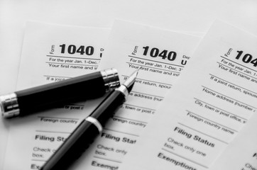 Obraz premium 1040 tax form and pen