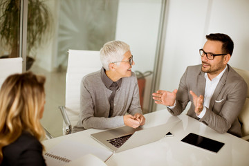 Obraz premium Businesspeople in conference room during a meeting in office