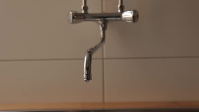 Dripping Kitchen Faucet/Tap - Dolly Shot / Slider (Tropfender Wasserhahn)