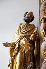 Obraz premium Saint Peter statue on the Beheading of John the Baptist altar in Maria im Grunen Tal pilgrimage church in Retzbach in the Bavarian district of Main-Spessart, Germany
