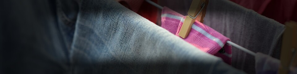 wäscheständer aufgestellt mit black t shirt, Socken, kleidung und Holz wäscheklammern als logo für frische