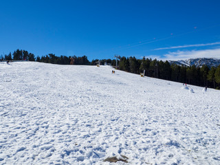 Paisaje blanco de nieve en el Coll de la Botella, una pista de esquí de Andorra, Europa, invierno de 2018