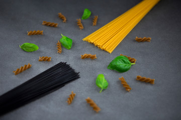 Spaghetti z bazylią - obrazy, fototapety, plakaty