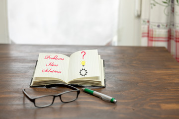 Terminplaner, Brille, Stift mit Konzept  Problem, Ideen und Lösung auf einem Schreibtisch