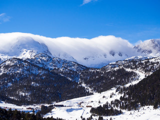 Paisaje de Grau Roig en Andorra, con vistas espectaculares a las montañas llenas de nieve en invierno de 2018