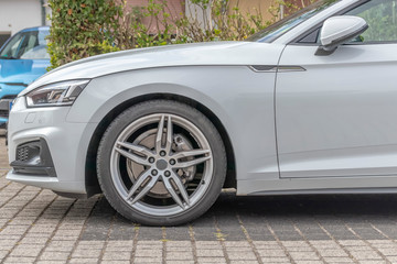 Felge vom der vorderseite eines Autos