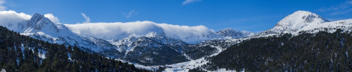 Fototapeta na wymiar Paisaje de Grau Roig en Andorra, con vistas espectaculares a las montañas llenas de nieve en invierno de 2018
