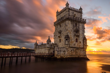 Sonnenuntergang hinter Torre de Belém in Lissabon