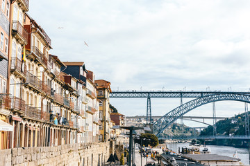 Ein Blick auf die Altstadt Portos und die Brücke Ponte Luis I