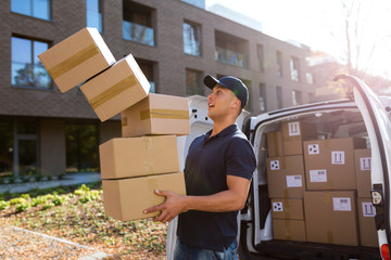Delivery man dropping boxes 
