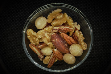 alimentación y comida. frutos secos y semillas con fondo en blanco y negro, nueces girasol chia