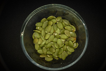 alimentación y comida. frutos secos y semillas con fondo en blanco y negro, nueces girasol chia