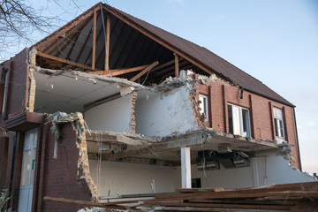 Demolition of a commercial building made of concrete and clinker bricks