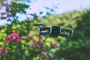Ferngesteuerte Drohne fliegt durch Wohngebiet