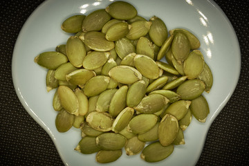 alimentación y comida. frutos secos y semillas con fondo en blanco y negro, nueces girasol chia
