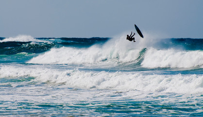 Surferos practicando surfing en las olas.