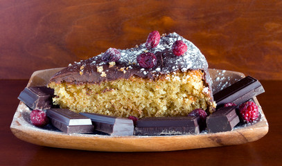 PASTEL DE BIZCOCHO CON CHOCOLATE NEGRO Y ARÁNDANOS