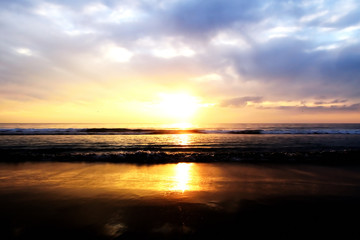 atardecer sobre el mar
