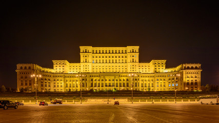 Fototapeta na wymiar Das zweitgrößte Verwaltungsgebäude der Welt - Casa Poporului / Haus des Volkes / Parlamentspalast - in Bukarest bei Nacht